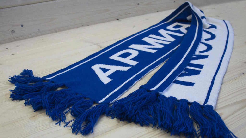 Бело-синий вязаный шарф с логотипом компании | Текстильпринт, Москва 