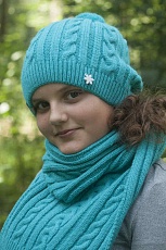 Девочка в вязаной шапке и в шарфе голубом