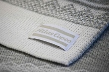 Серо-белый плед с логотипом компании | Текстильпринт, Москва