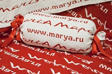 Вязанная подушка с логотипом компании в подарок