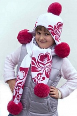 Девочка в вязаной шапке и в шарфе белом с рисунком